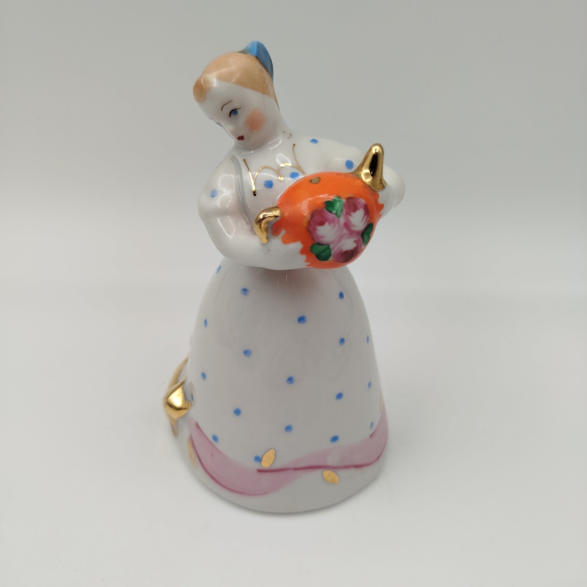 Статуэтка "Девушка с чайником" ("Семейное чаепитие"), автор Н. А. Малышева, фарфор, роспись, золочение, Дулевский фарфоровый завод (Дулёво), СССР, 1968-1991 гг.