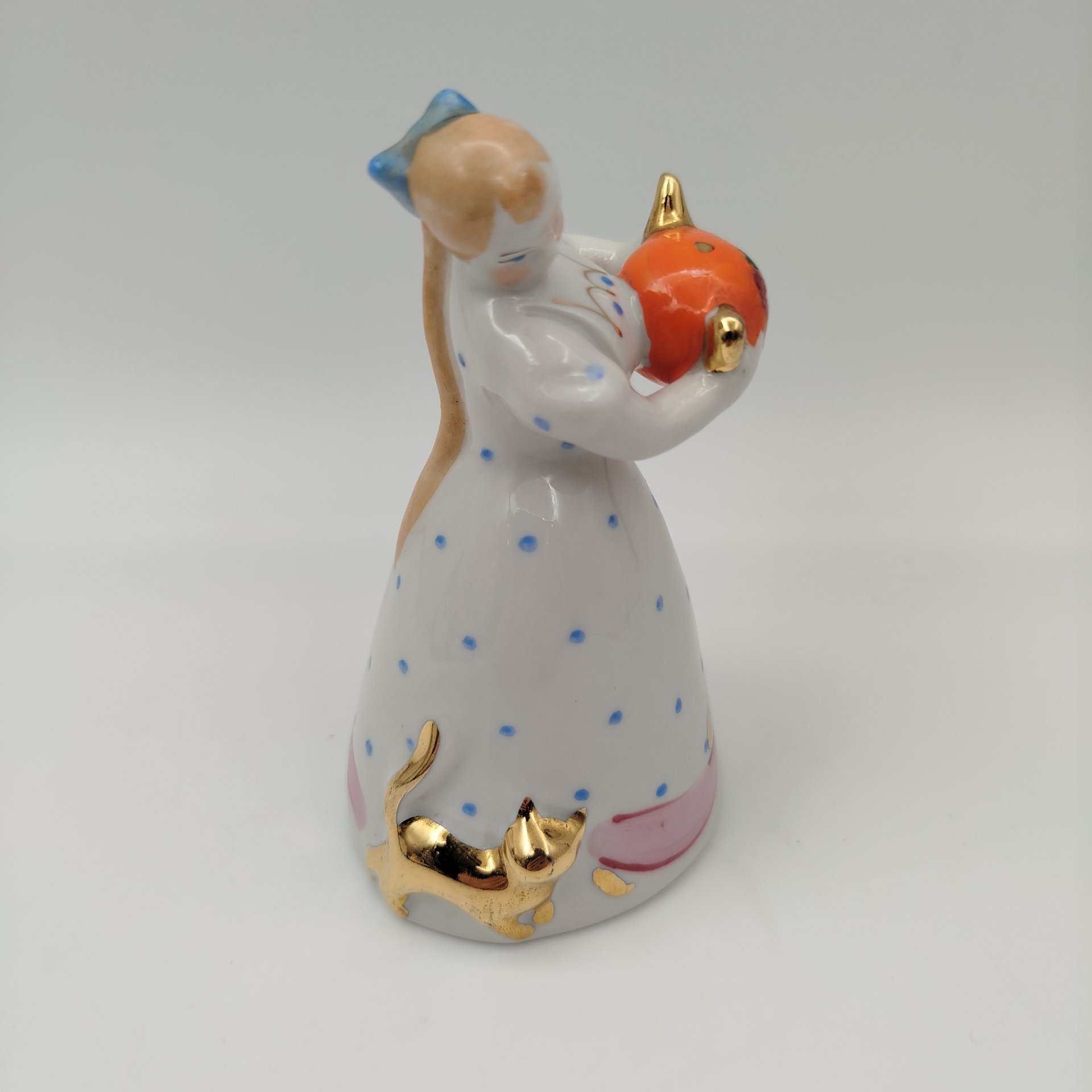 Статуэтка "Девушка с чайником" ("Семейное чаепитие"), автор Н. А. Малышева, фарфор, роспись, золочение, Дулевский фарфоровый завод (Дулёво), СССР, 1968-1991 гг.