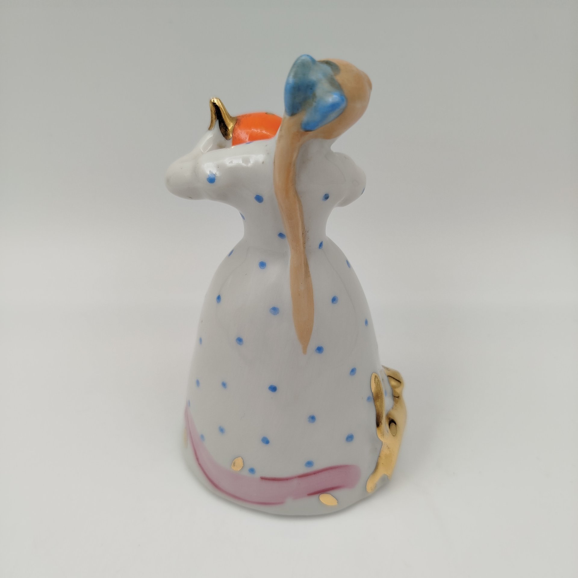 Статуэтка "Девушка с чайником" ("Семейное чаепитие"), автор Н. А. Малышева, фарфор, роспись, золочение, Дулевский фарфоровый завод (Дулёво), СССР, 1968-1991 гг.