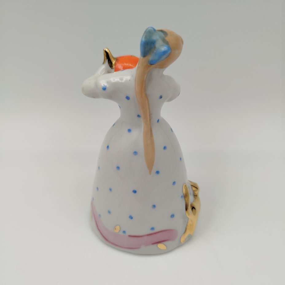 Статуэтка "Девушка с чайником" ("Семейное чаепитие"), автор Н. А. Малышева, фарфор, роспись, золочение, Дулевский фарфоровый завод (Дулёво), СССР, 1968-1991 гг.