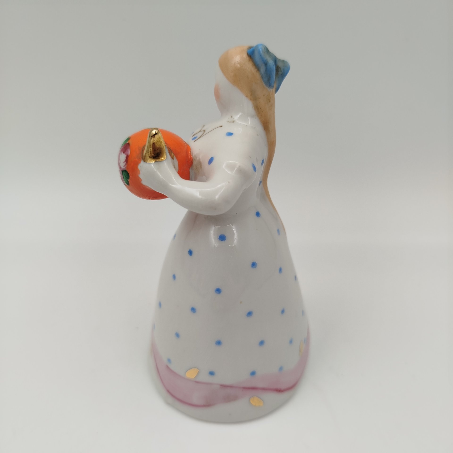 Статуэтка "Девушка с чайником" ("Семейное чаепитие"), автор Н. А. Малышева, фарфор, роспись, золочение, Дулевский фарфоровый завод (Дулёво), СССР, 1968-1991 гг.