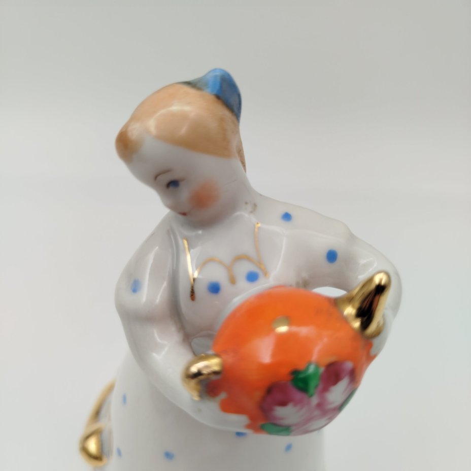 Статуэтка "Девушка с чайником" ("Семейное чаепитие"), автор Н. А. Малышева, фарфор, роспись, золочение, Дулевский фарфоровый завод (Дулёво), СССР, 1968-1991 гг.