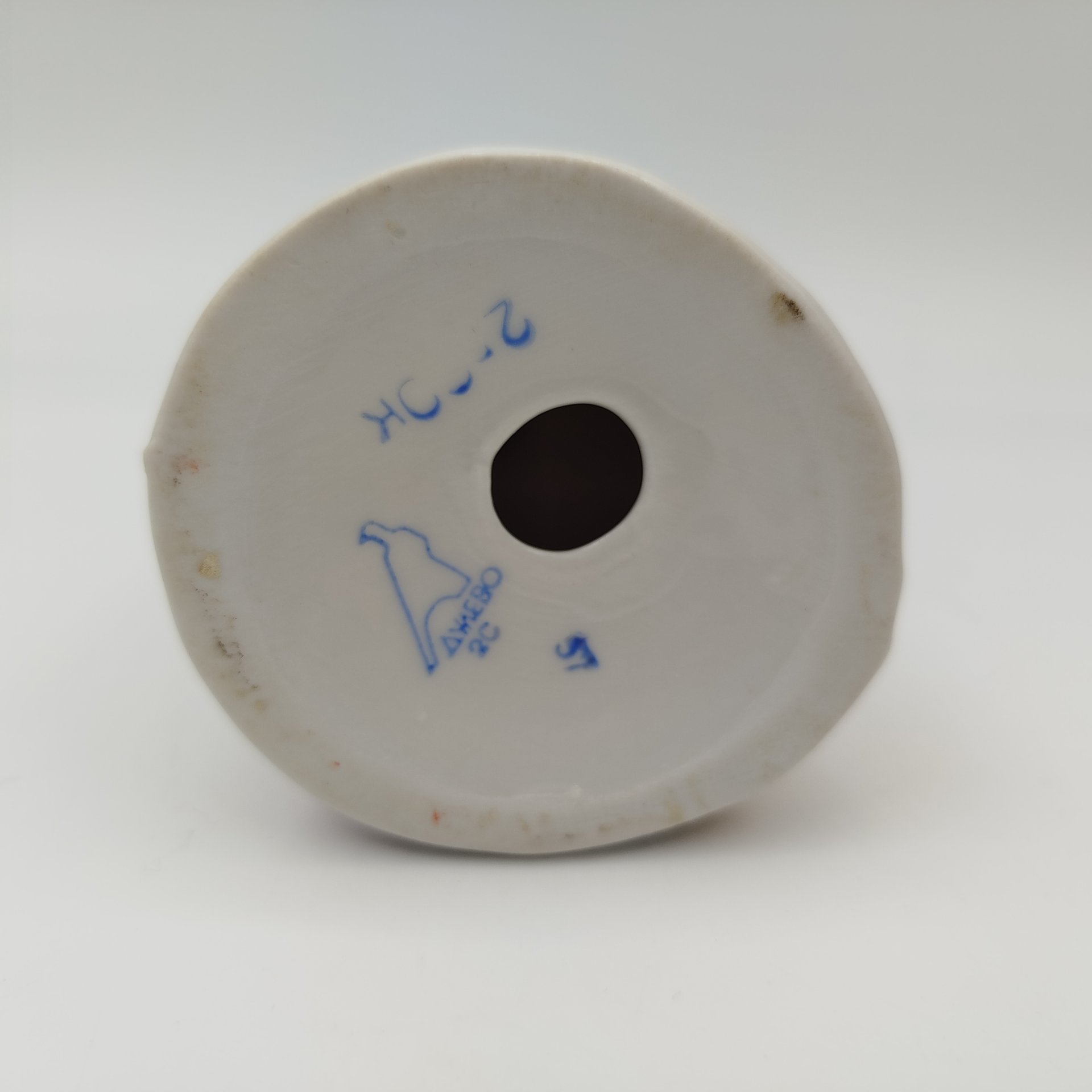 Статуэтка "Девушка с чайником" ("Семейное чаепитие"), автор Н. А. Малышева, фарфор, роспись, золочение, Дулевский фарфоровый завод (Дулёво), СССР, 1968-1991 гг.