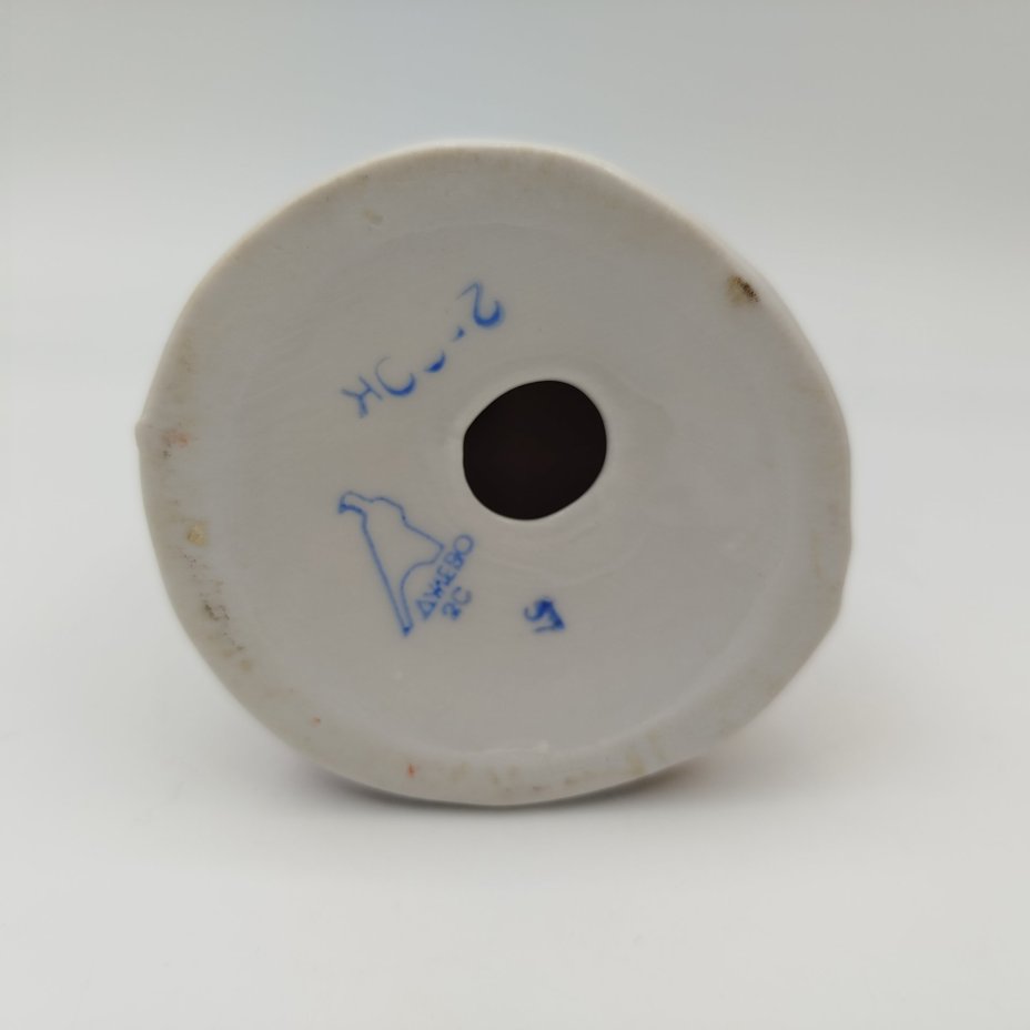 Статуэтка "Девушка с чайником" ("Семейное чаепитие"), автор Н. А. Малышева, фарфор, роспись, золочение, Дулевский фарфоровый завод (Дулёво), СССР, 1968-1991 гг.