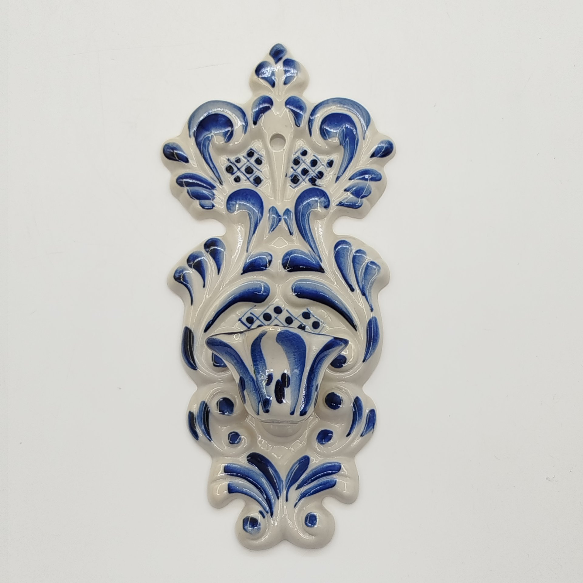 Подсвечник настенный для одной свечи с рельефным растительным декором