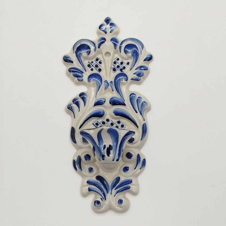 Подсвечник настенный для одной свечи с рельефным растительным декором