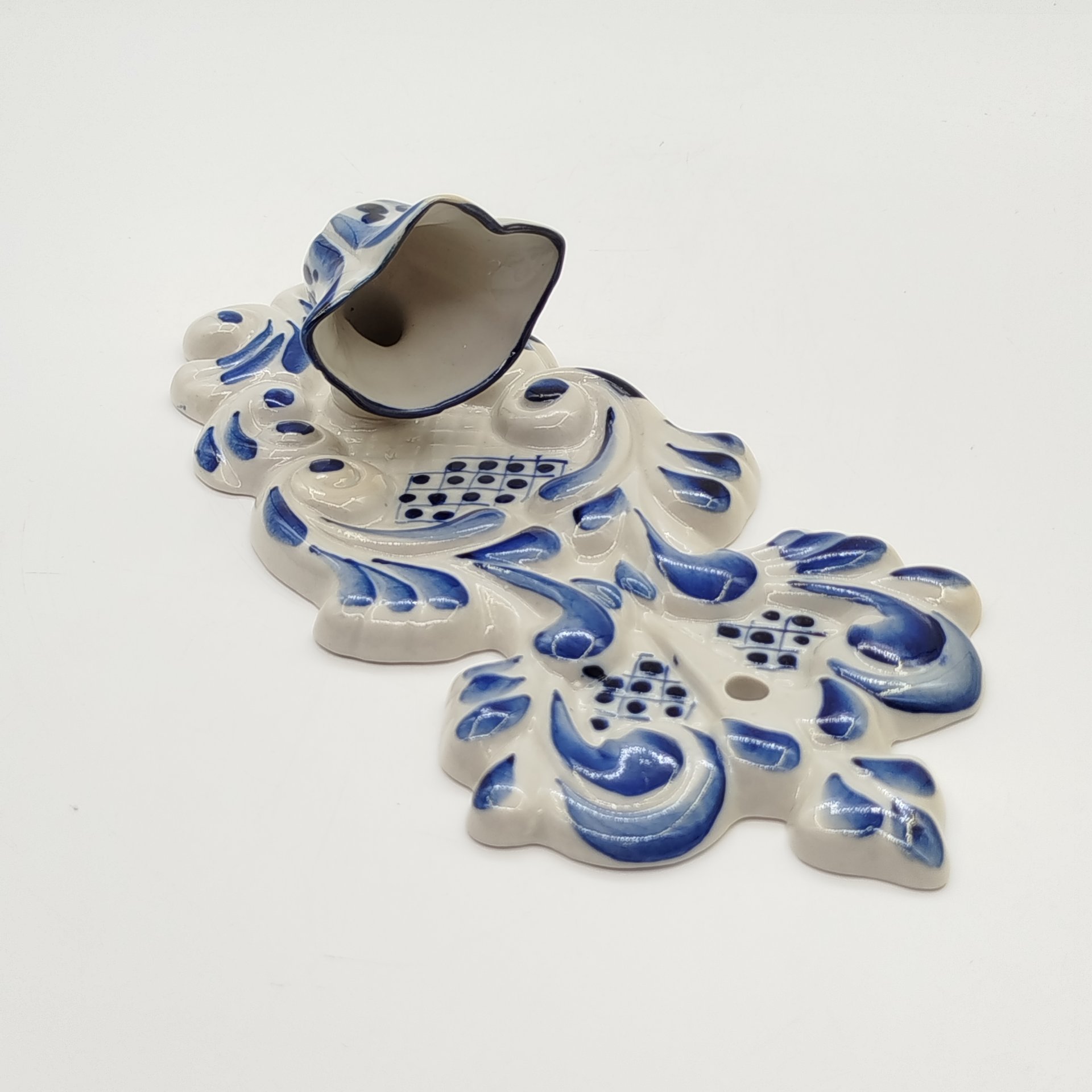 Подсвечник настенный для одной свечи с рельефным растительным декором