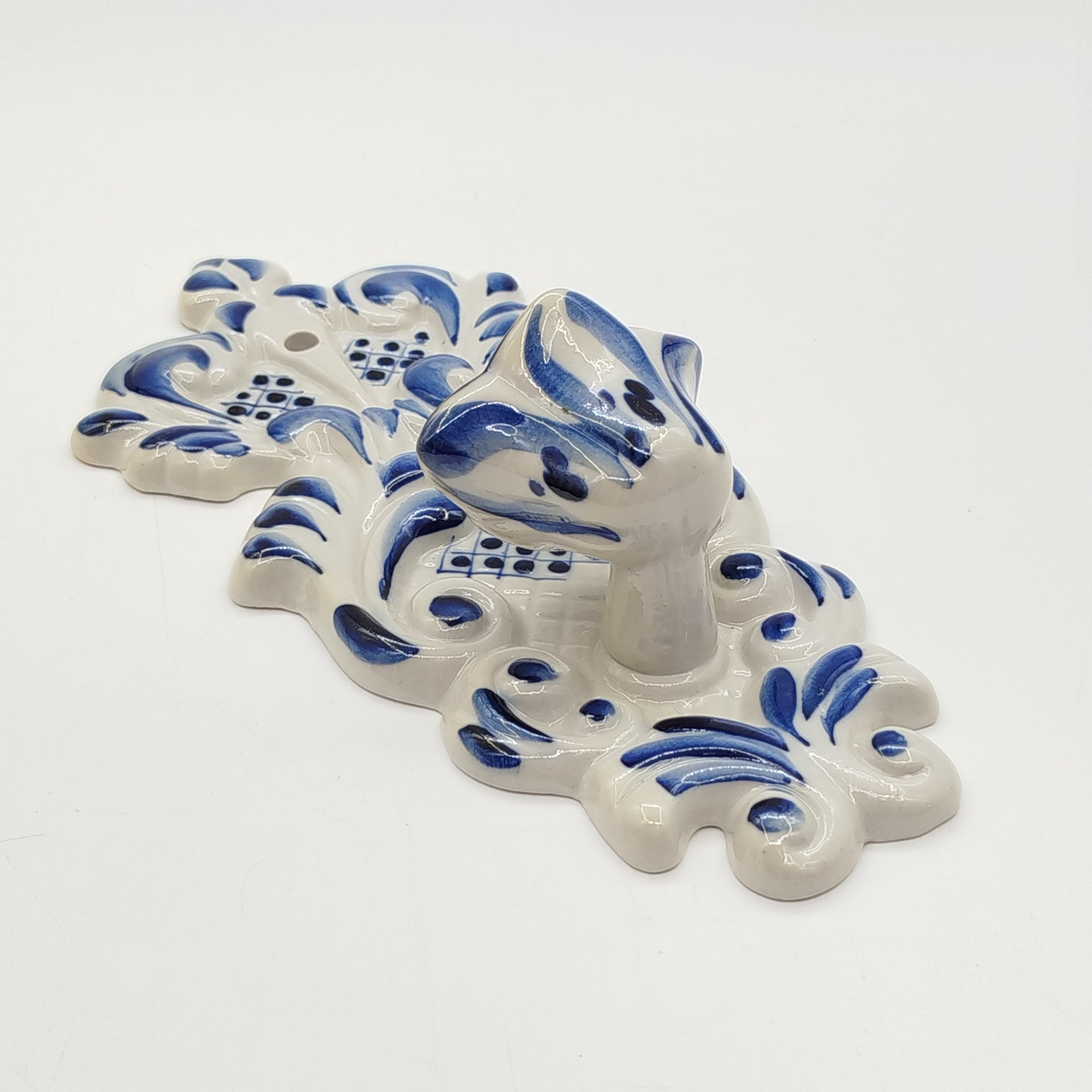 Подсвечник настенный для одной свечи с рельефным растительным декором