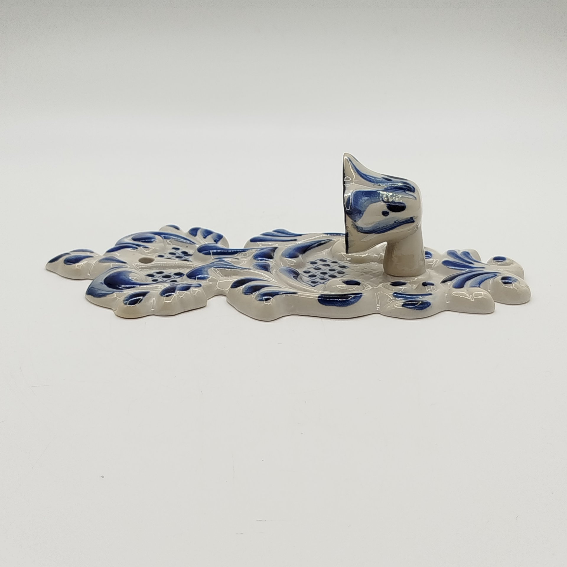 Подсвечник настенный для одной свечи с рельефным растительным декором