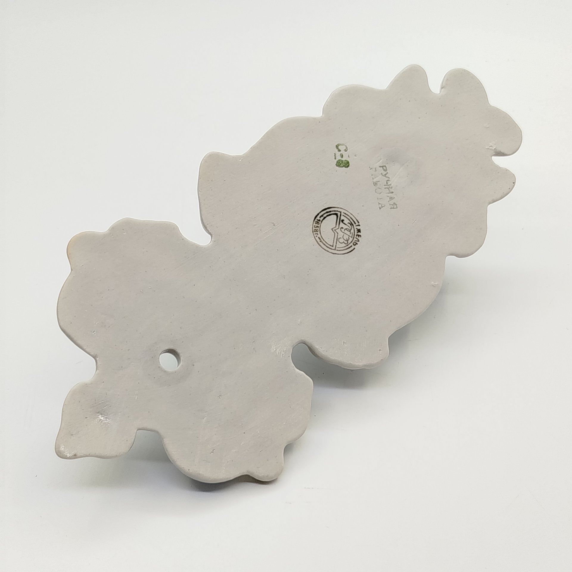 Подсвечник настенный для одной свечи с рельефным растительным декором