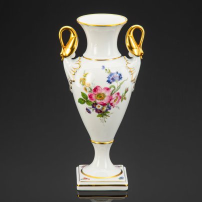 Ваза для цветов в стиле ампир с фигурными ручками в виде лебедей и изображением мейсенского букета на тулове, дизайн "Gloria", Alka-Kunst Alboth & Kaiser Bavaria