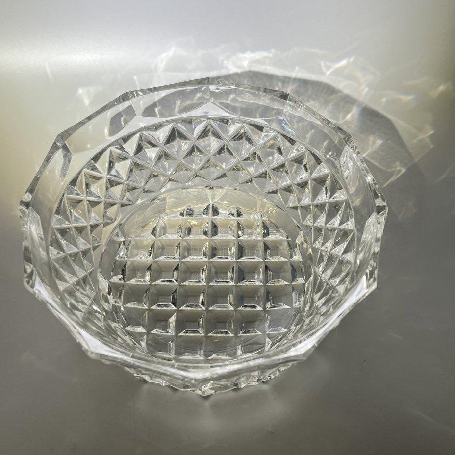 Салатник круглой формы с резным геометрическим декором