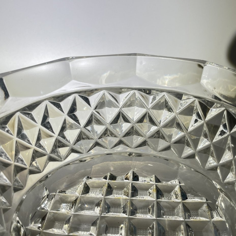 Салатник круглой формы с резным геометрическим декором