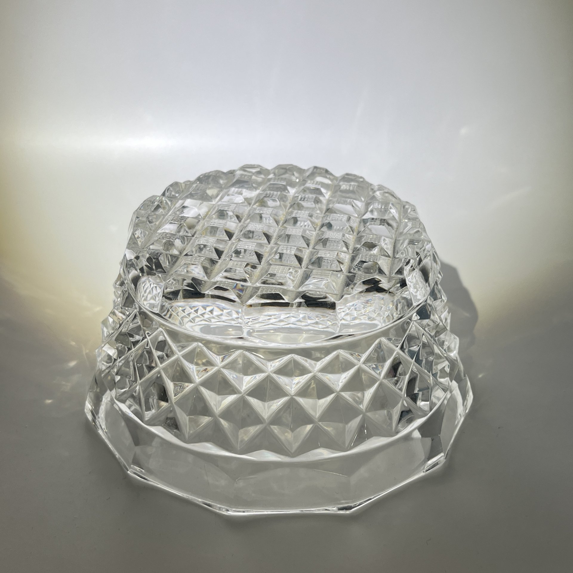 Салатник круглой формы с резным геометрическим декором, хрусталь, алмазная грань, СССР, 1970-1990 гг.