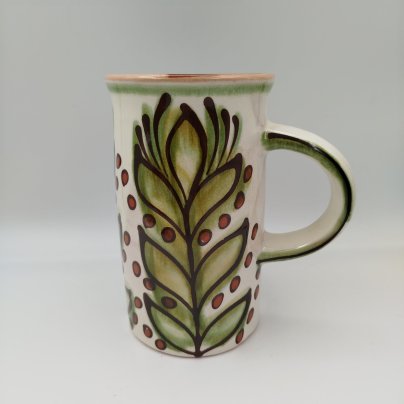 Кружка с растительным декором, авторы В.С. и Н.Е. Проторьевы (предположительно), керамика, роспись, Васильковский майоликовый завод, СССР, 1950-1970 гг.