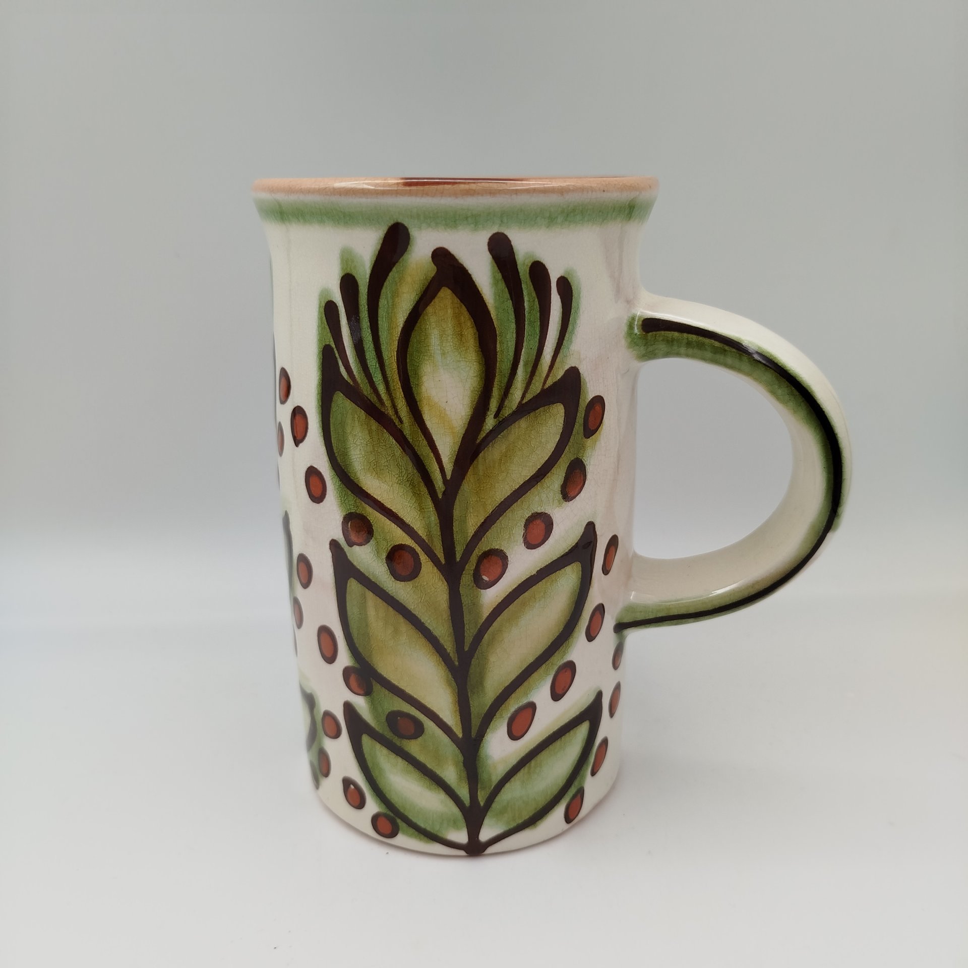 Кружка с растительным декором, авторы В.С. и Н.Е. Проторьевы (предположительно), керамика, роспись, Васильковский майоликовый завод, СССР, 1950-1970 гг.