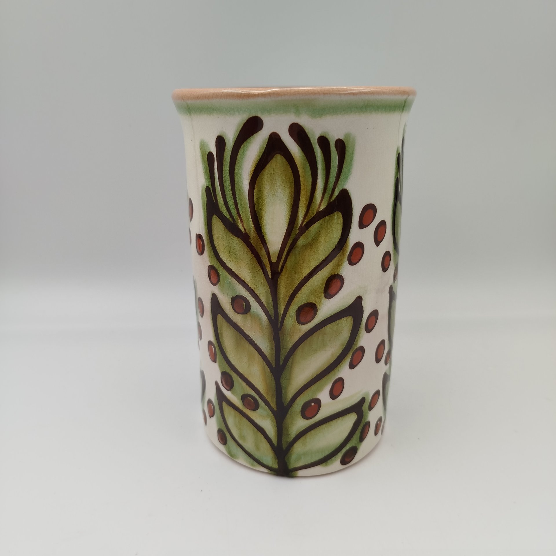 Кружка с растительным декором, авторы В.С. и Н.Е. Проторьевы (предположительно), керамика, роспись, Васильковский майоликовый завод, СССР, 1950-1970 гг.