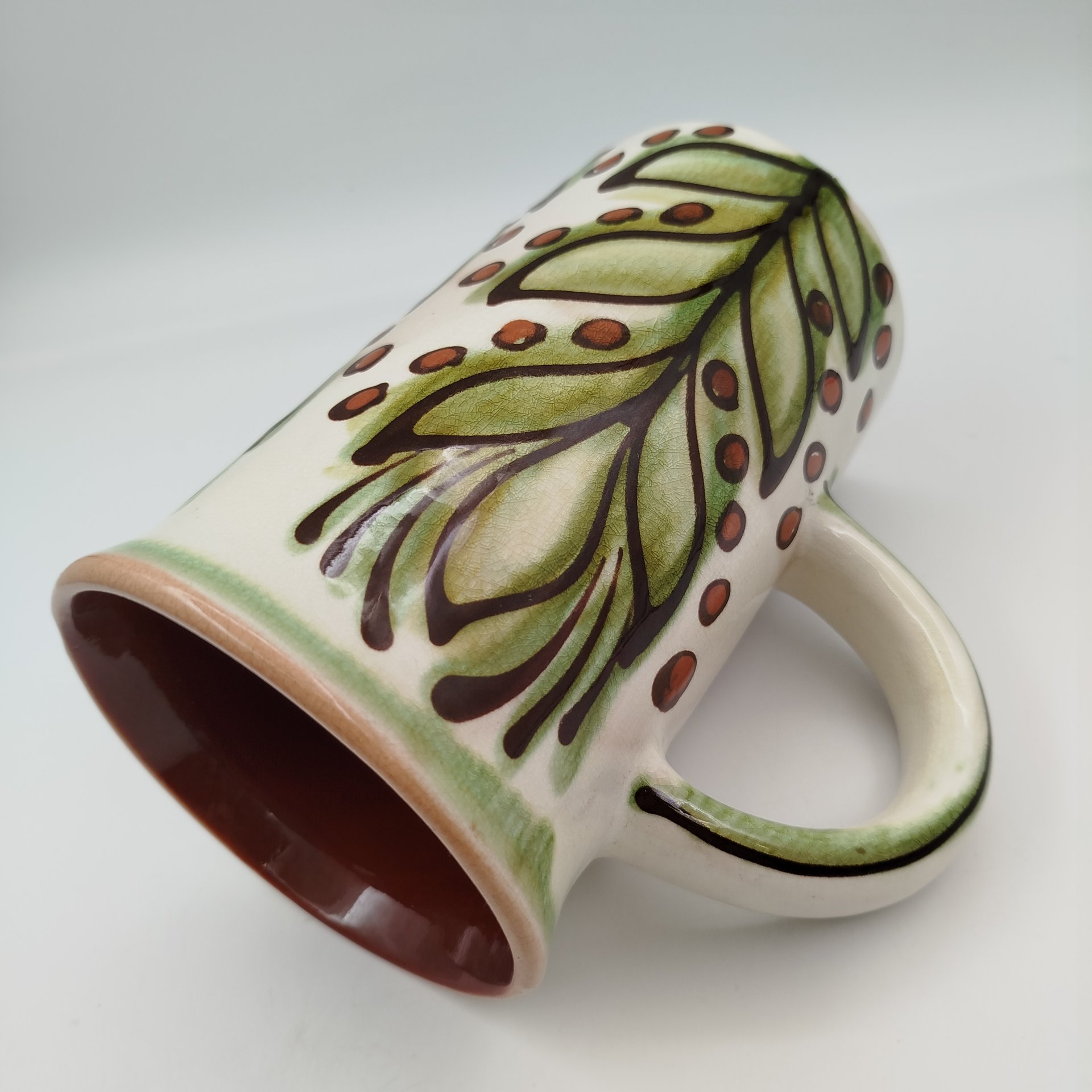 Кружка с растительным декором, авторы В.С. и Н.Е. Проторьевы (предположительно), керамика, роспись, Васильковский майоликовый завод, СССР, 1950-1970 гг.