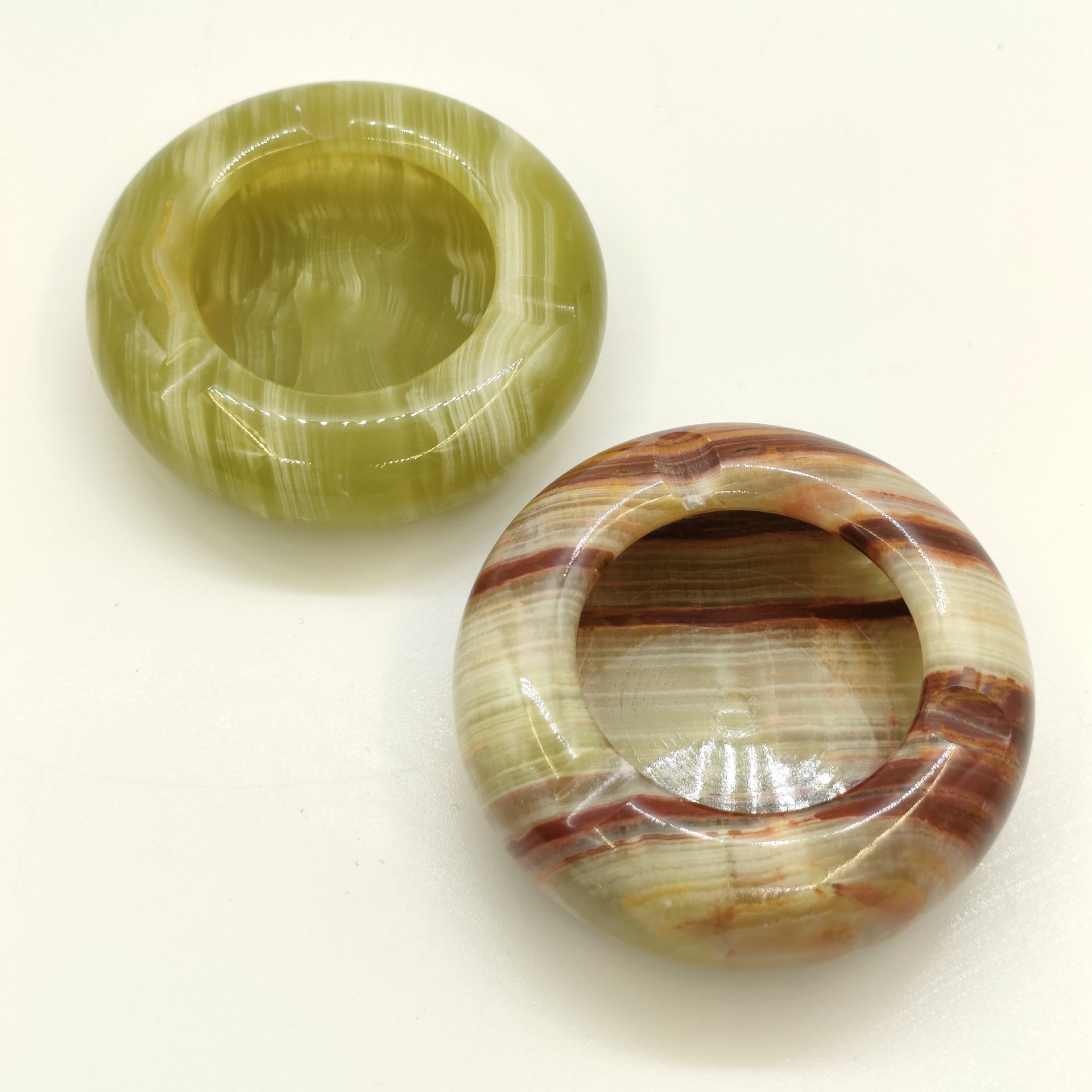 Пара пепельниц круглой формы зеленовато-коричневого цвета, оникс, резьба, Азия, 2000-2015 гг.