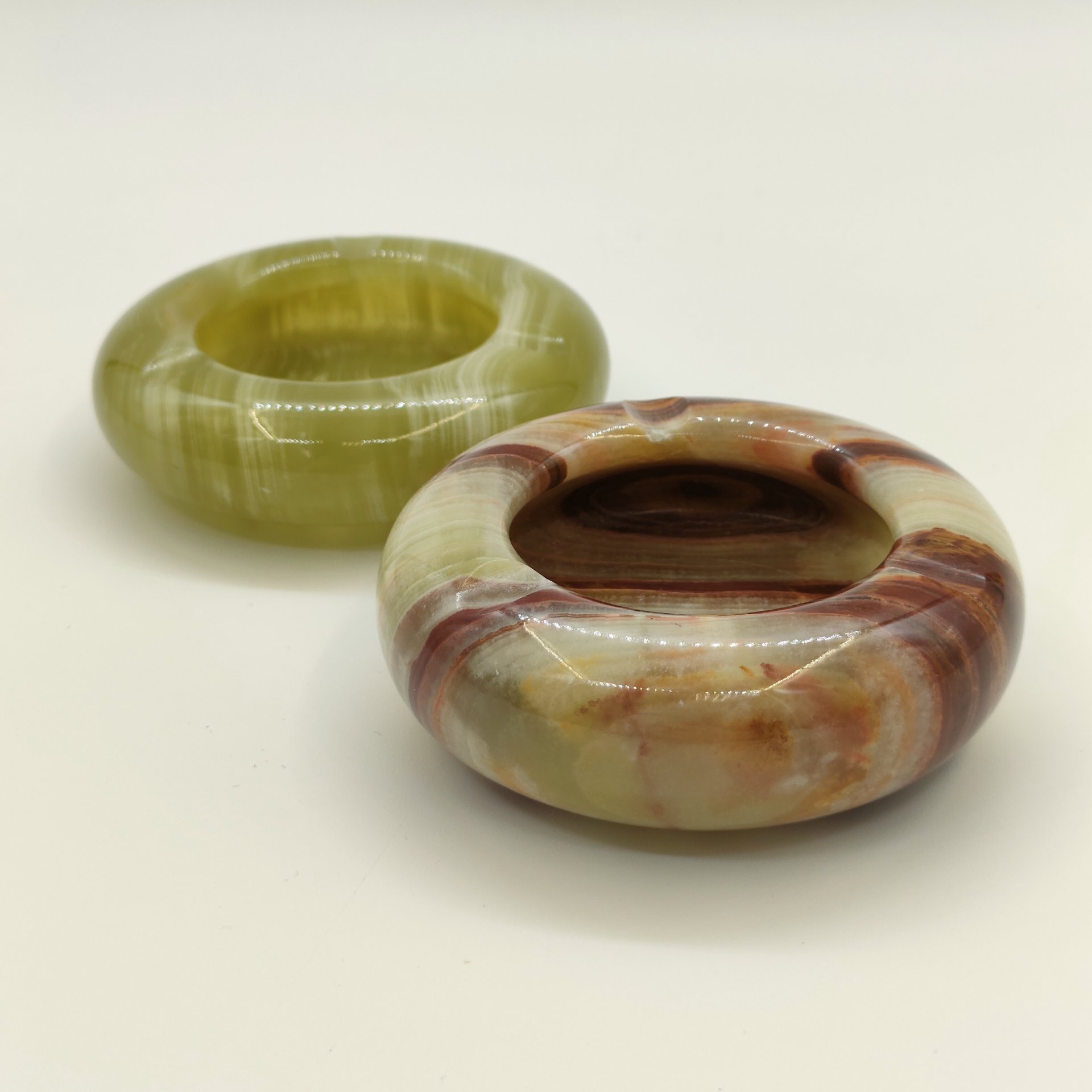 Пара пепельниц круглой формы зеленовато-коричневого цвета, оникс, резьба, Азия, 2000-2015 гг.