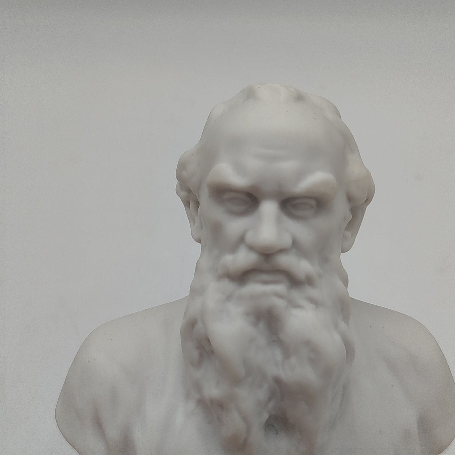 Бюст Л.Н. Толстого, скульптор В.И. Сычев, Ленинградский завод фарфоровых изделий (ЛЗФИ)