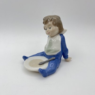 Статуэтка "Мальчик с тарелкой", фарфор, роспись, NAO Porcelain, Испания, 1988-2000 гг.