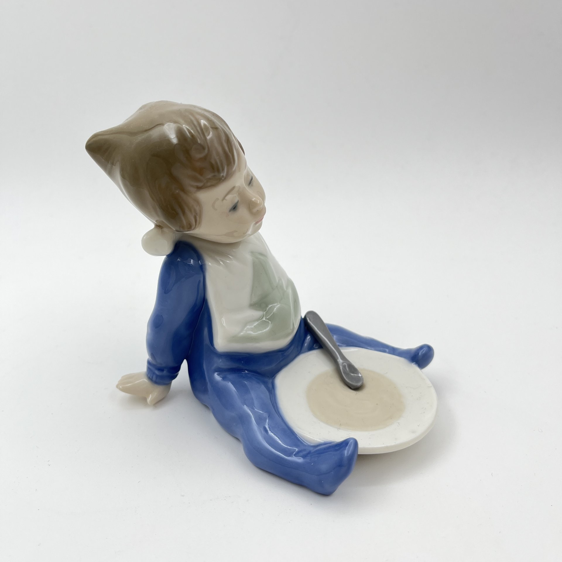 Статуэтка "Мальчик с тарелкой", фарфор, роспись, NAO Porcelain, Испания, 1988-2000 гг.