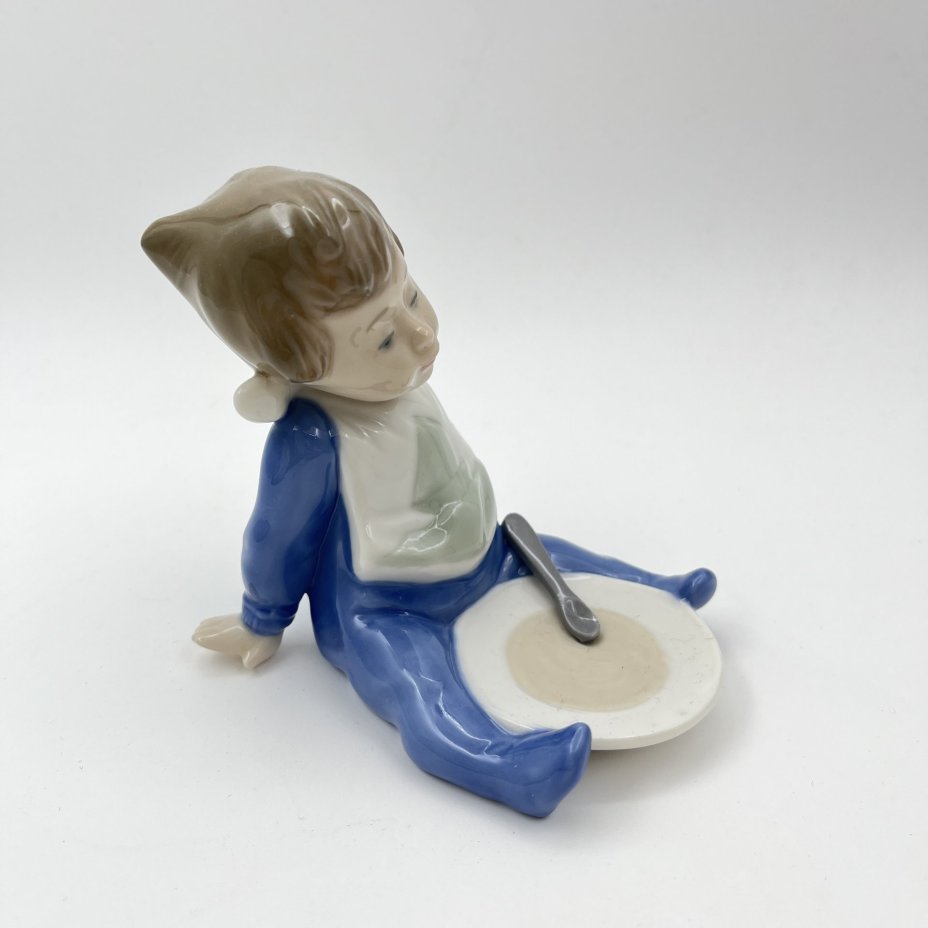 Статуэтка "Мальчик с тарелкой", фарфор, роспись, NAO Porcelain, Испания, 1988-2000 гг.