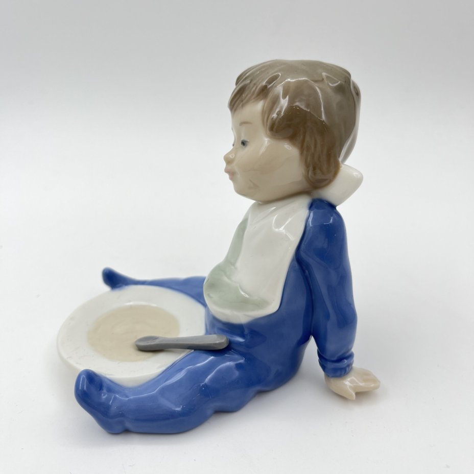 Статуэтка "Мальчик с тарелкой", фарфор, роспись, NAO Porcelain, Испания, 1988-2000 гг.