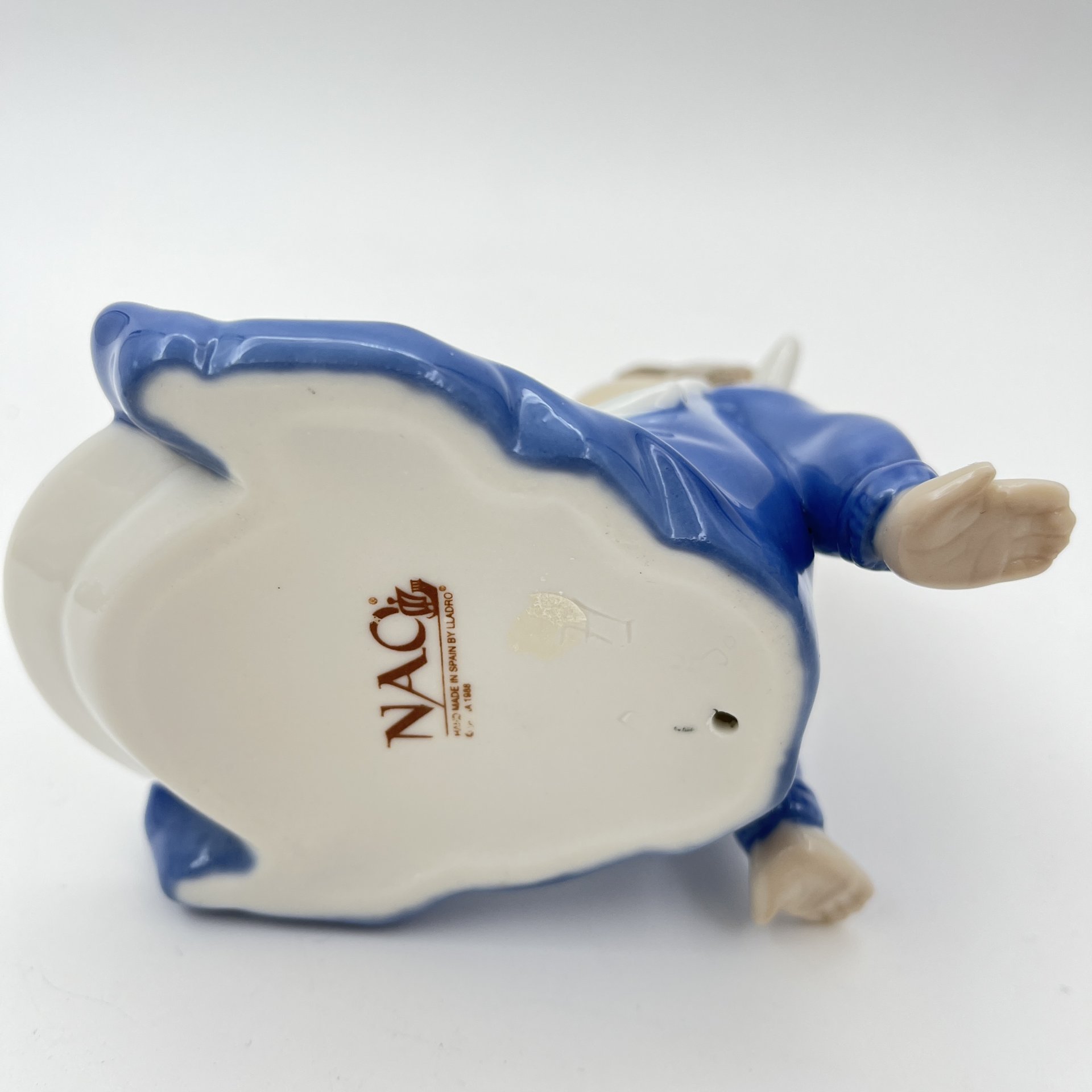 Статуэтка "Мальчик с тарелкой", фарфор, роспись, NAO Porcelain, Испания, 1988-2000 гг.