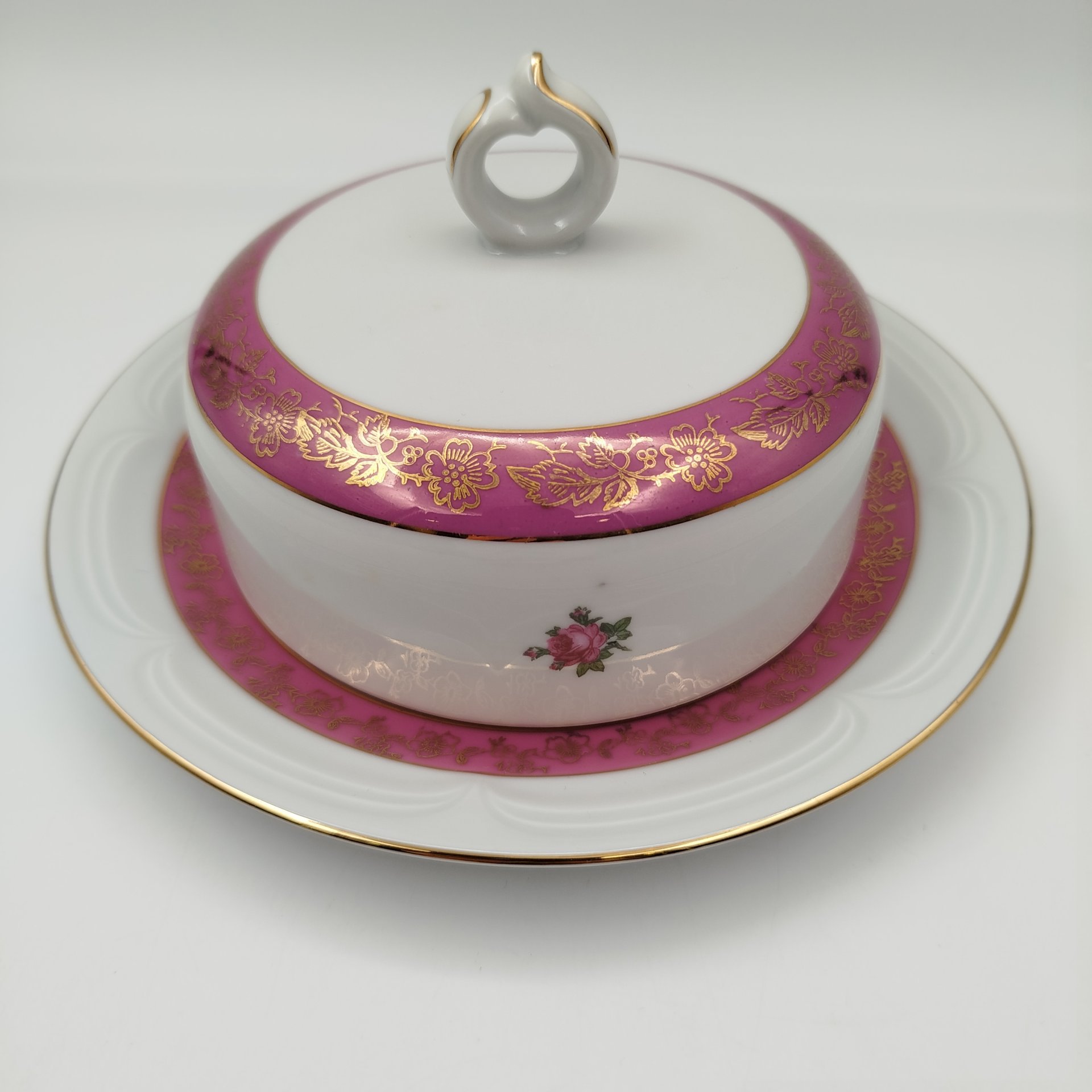Маслёнка, украшенная изображением роз, фарфор, люстр, деколь, золочение, Spezial Eisenberg Porzellan (SEP), ГДР, 1960-1980 гг.