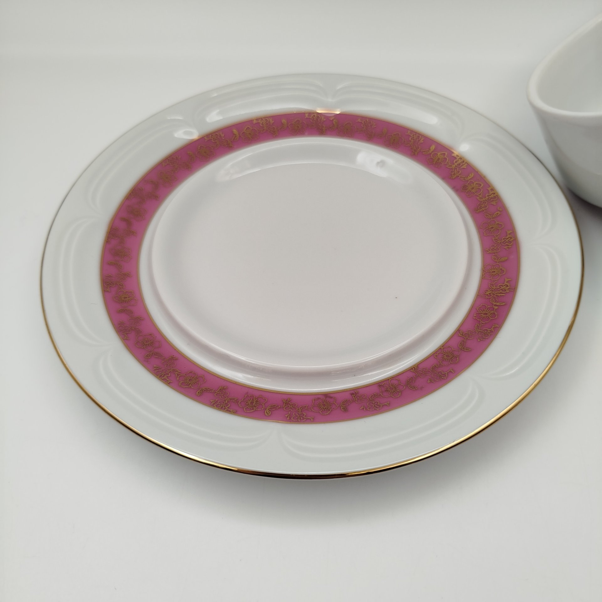 Маслёнка, украшенная изображением роз, фарфор, люстр, деколь, золочение, Spezial Eisenberg Porzellan (SEP), ГДР, 1960-1980 гг.