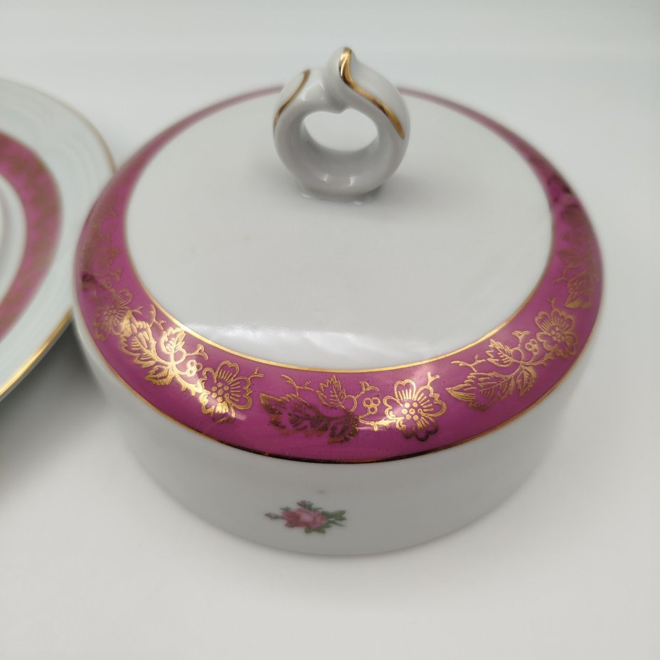 Маслёнка, украшенная изображением роз, фарфор, люстр, деколь, золочение, Spezial Eisenberg Porzellan (SEP), ГДР, 1960-1980 гг.