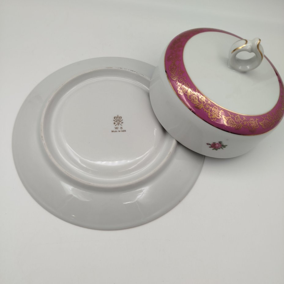 Маслёнка, украшенная изображением роз, фарфор, люстр, деколь, золочение, Spezial Eisenberg Porzellan (SEP), ГДР, 1960-1980 гг.