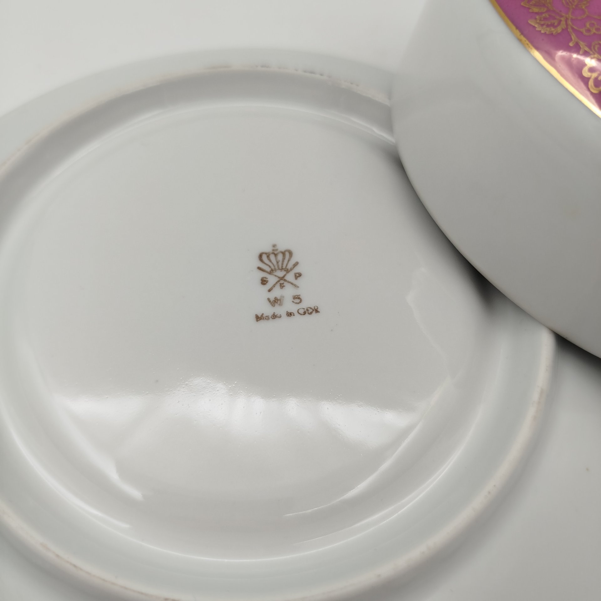 Маслёнка, украшенная изображением роз, фарфор, люстр, деколь, золочение, Spezial Eisenberg Porzellan (SEP), ГДР, 1960-1980 гг.