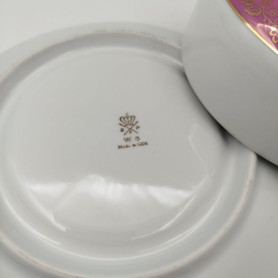 Маслёнка, украшенная изображением роз, фарфор, люстр, деколь, золочение, Spezial Eisenberg Porzellan (SEP), ГДР, 1960-1980 гг.