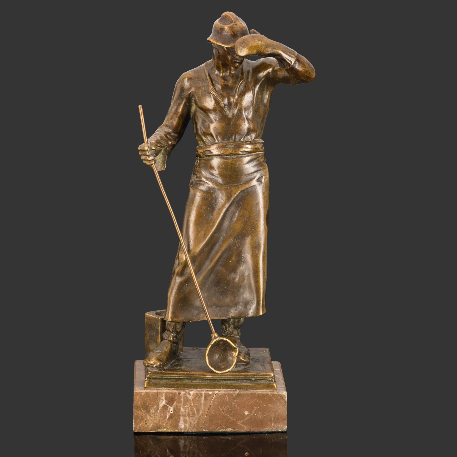 Скульптура "Литейщик железа", автор Герхард Яненш (Gerhard Adolf Janensch), художественная лаборатория Владислава Мечника, бронза, камень, Польша, 1950-1960 гг.