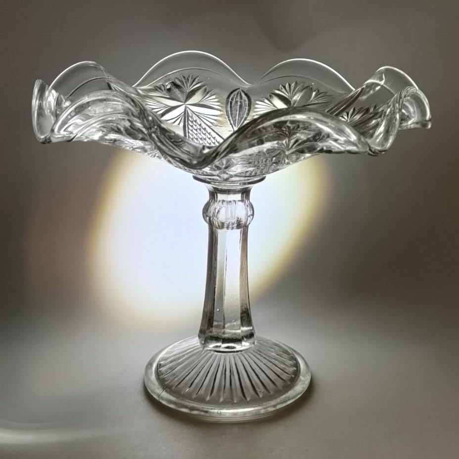 Конфетница на высокой ножке с фестончатым краем и геометрическим декором