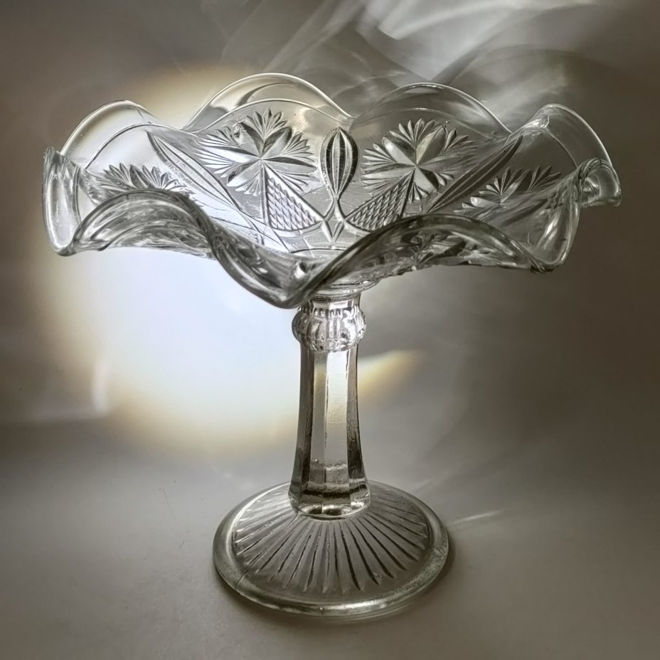 Конфетница на высокой ножке с фестончатым краем и геометрическим декором