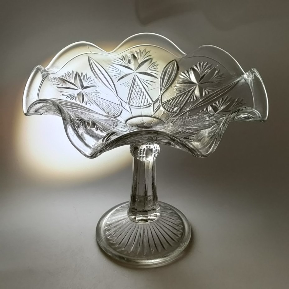 Конфетница на высокой ножке с фестончатым краем и геометрическим декором