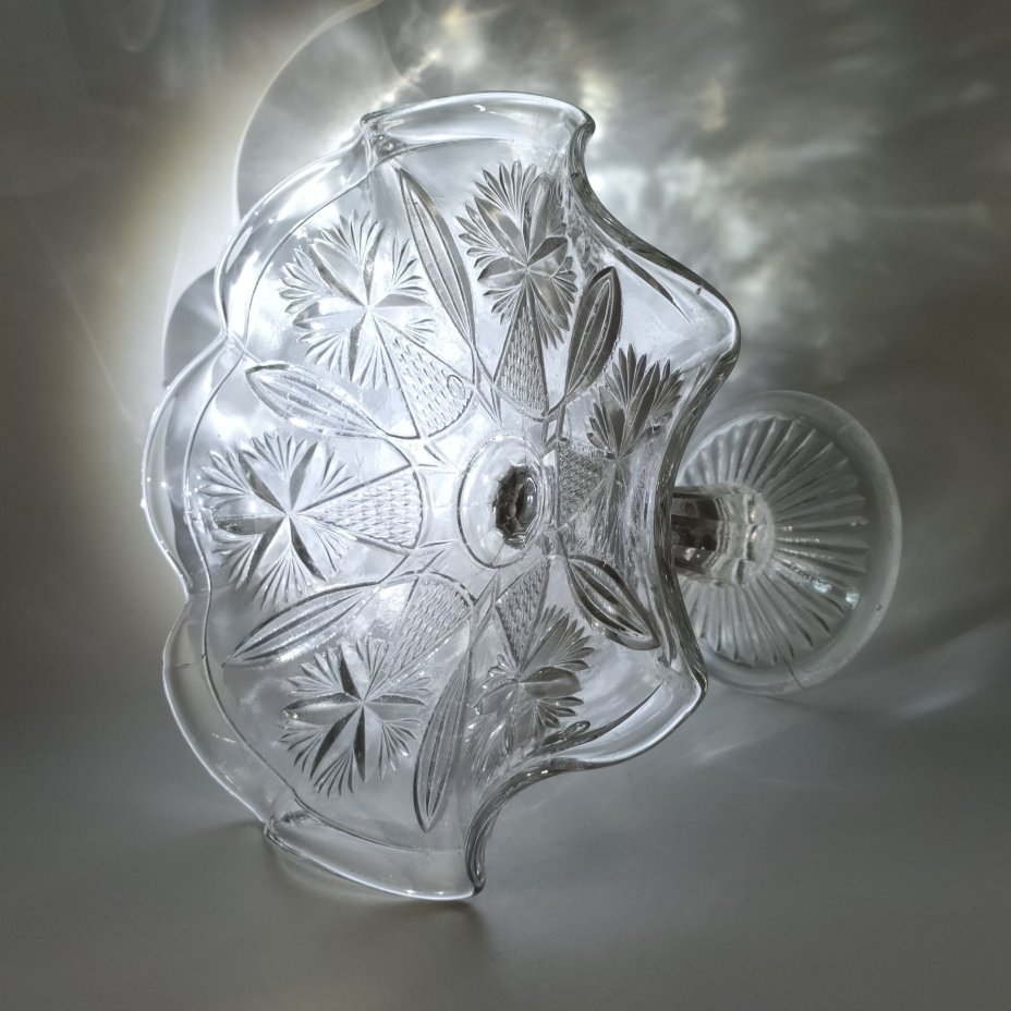 Конфетница на высокой ножке с фестончатым краем и геометрическим декором