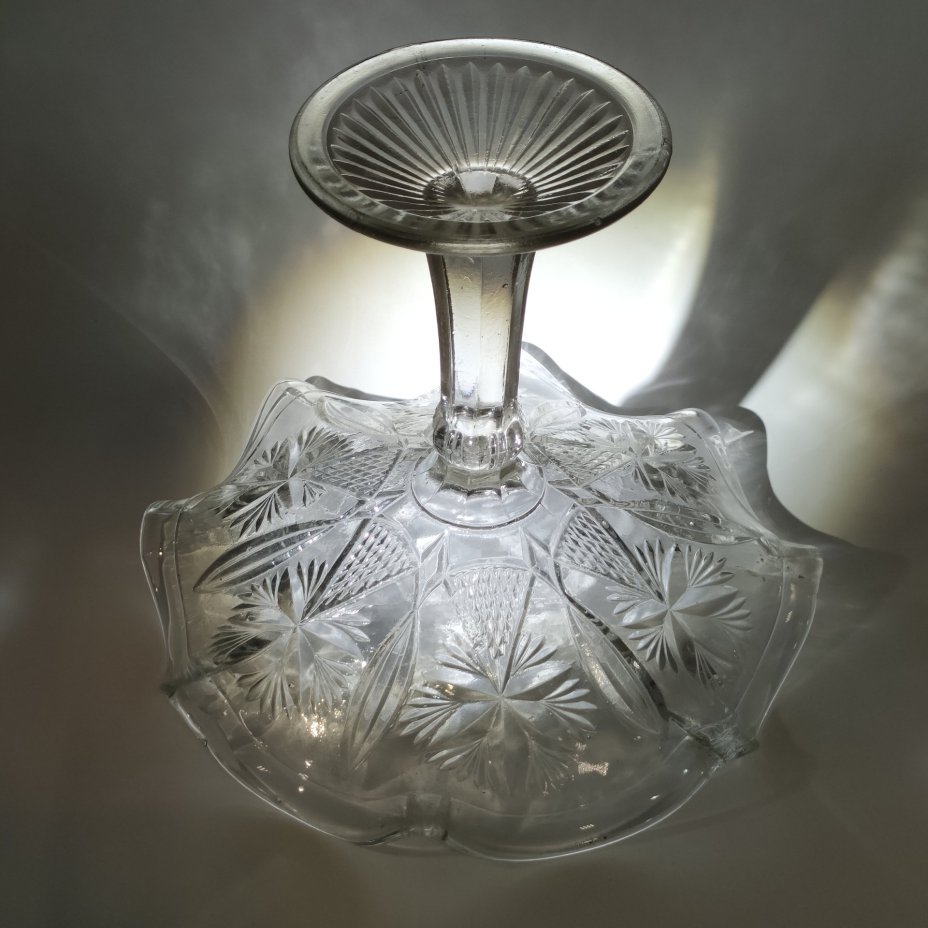 Конфетница на высокой ножке с фестончатым краем и геометрическим декором