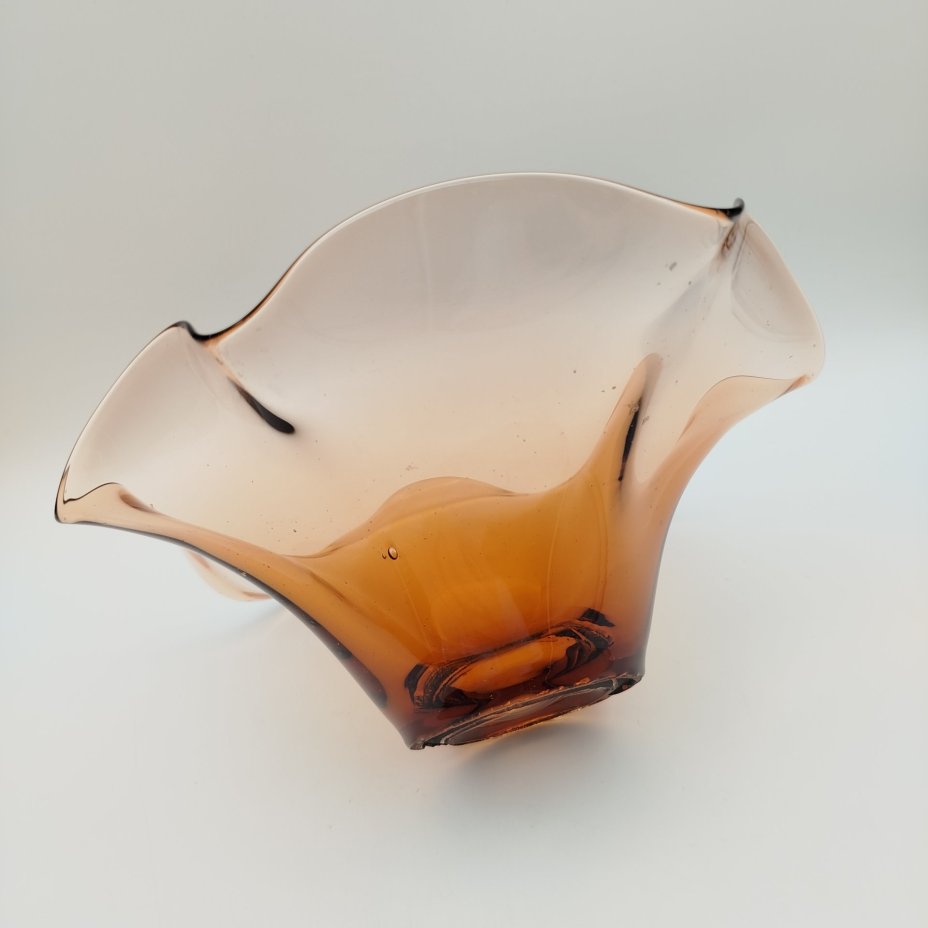 Конфетница с волнистым бортом, стекло, гутная техника, СССР, 1980-1990 гг.