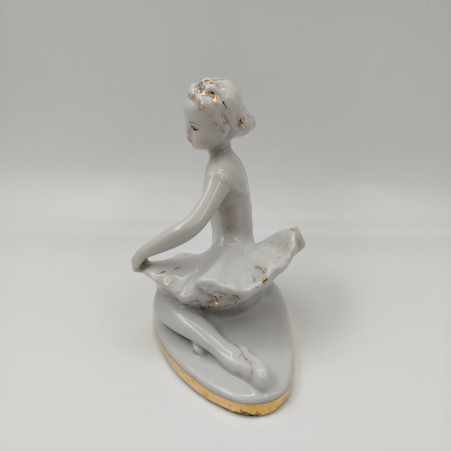Статуэтка "Юная балерина Машенька", скульптор С.Б. Велихова, фарфор, золочение, роспись, Ленинградский фарфоровый завод (ЛФЗ), СССР, 1970-1986 гг.