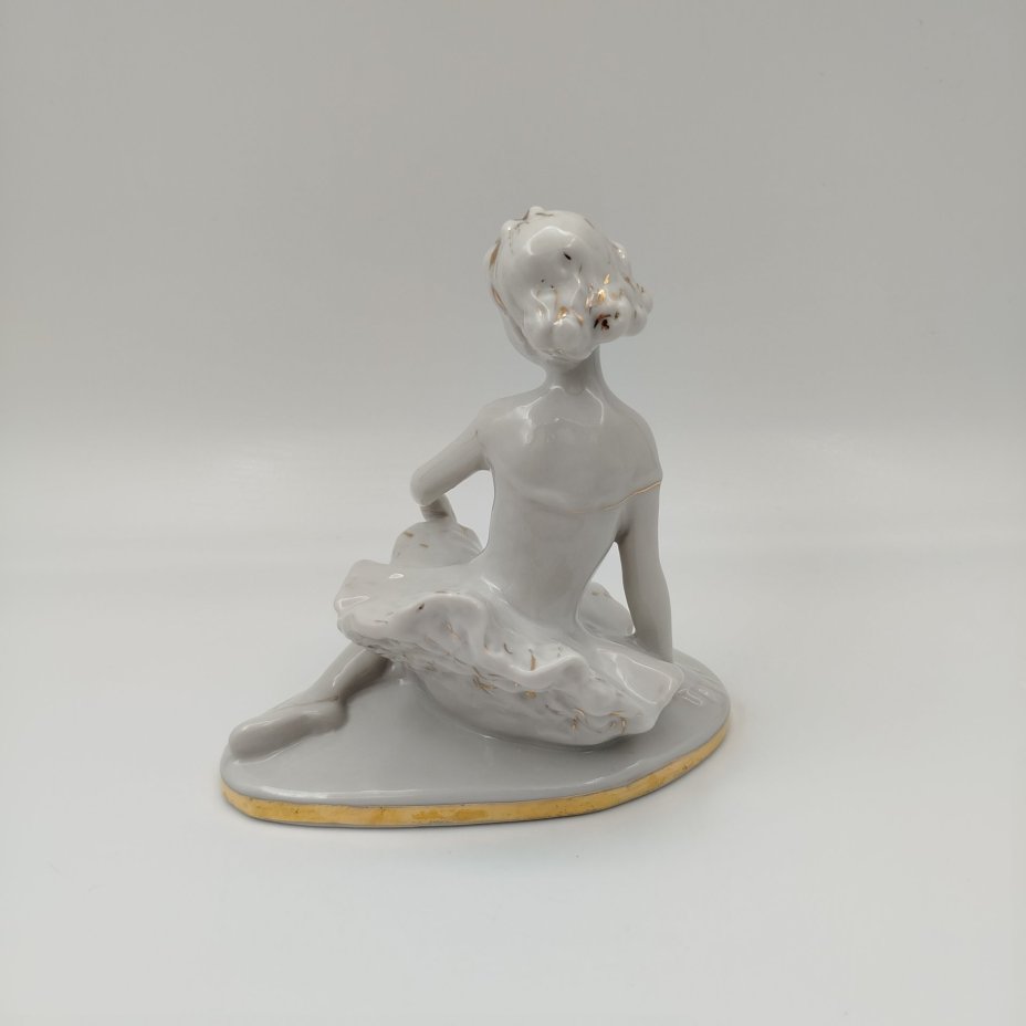 Статуэтка "Юная балерина Машенька", скульптор С.Б. Велихова, фарфор, золочение, роспись, Ленинградский фарфоровый завод (ЛФЗ), СССР, 1970-1986 гг.