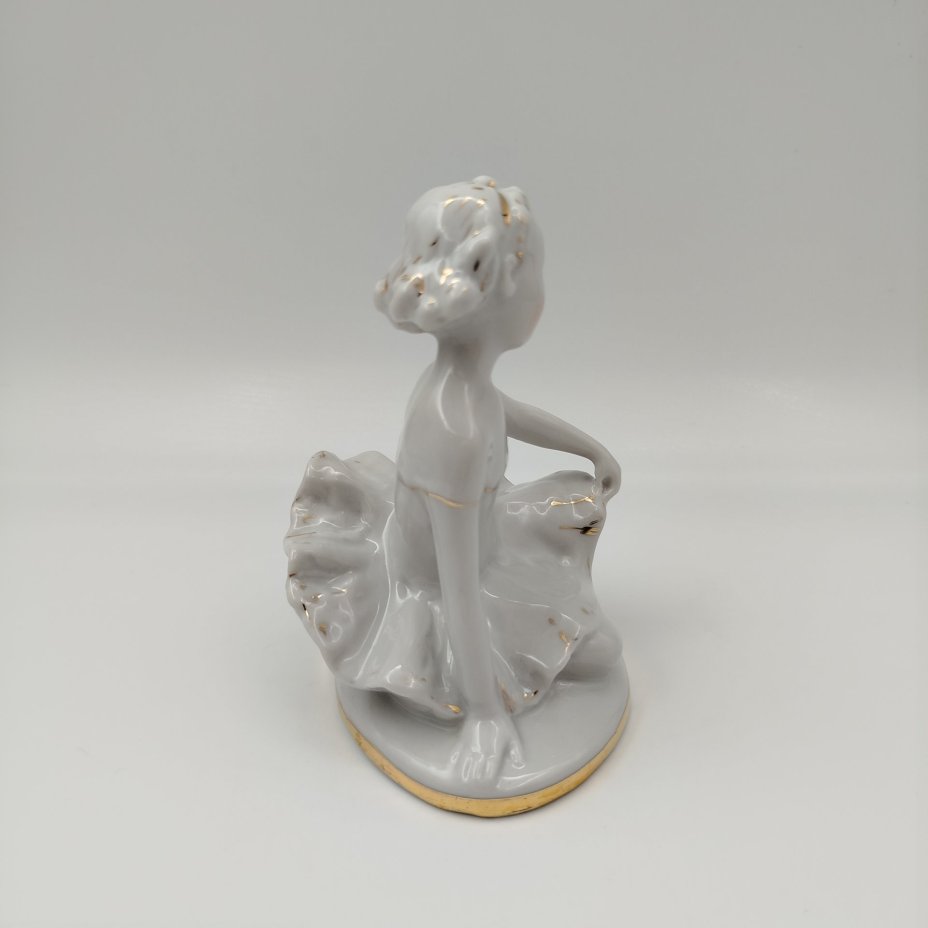 Статуэтка "Юная балерина Машенька", скульптор С.Б. Велихова, фарфор, золочение, роспись, Ленинградский фарфоровый завод (ЛФЗ), СССР, 1970-1986 гг.
