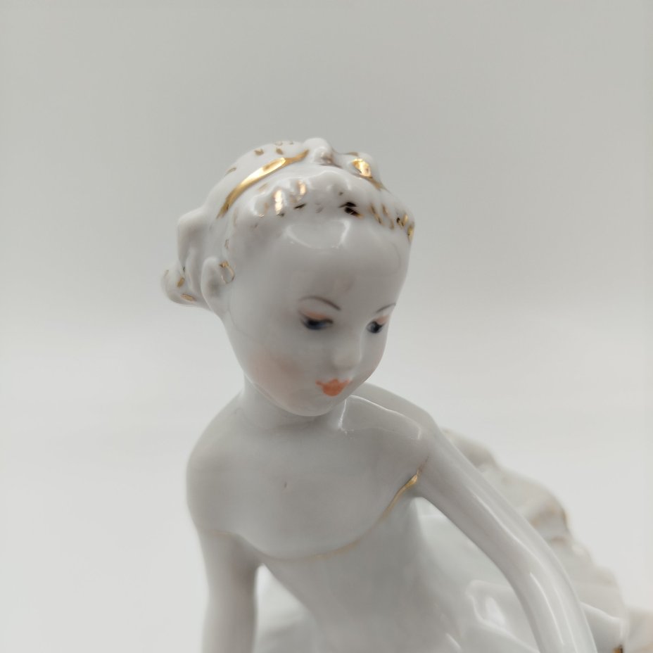 Статуэтка "Юная балерина Машенька", скульптор С.Б. Велихова, фарфор, золочение, роспись, Ленинградский фарфоровый завод (ЛФЗ), СССР, 1970-1986 гг.