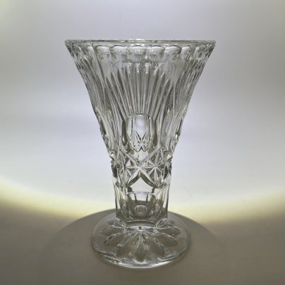 Миниатюрная ваза с резным декором