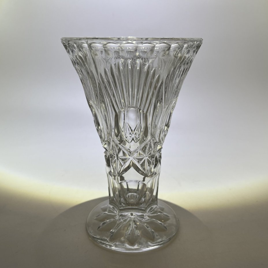 Миниатюрная ваза с резным декором, хрусталь, пресс, Россия, 2000-2010 гг.