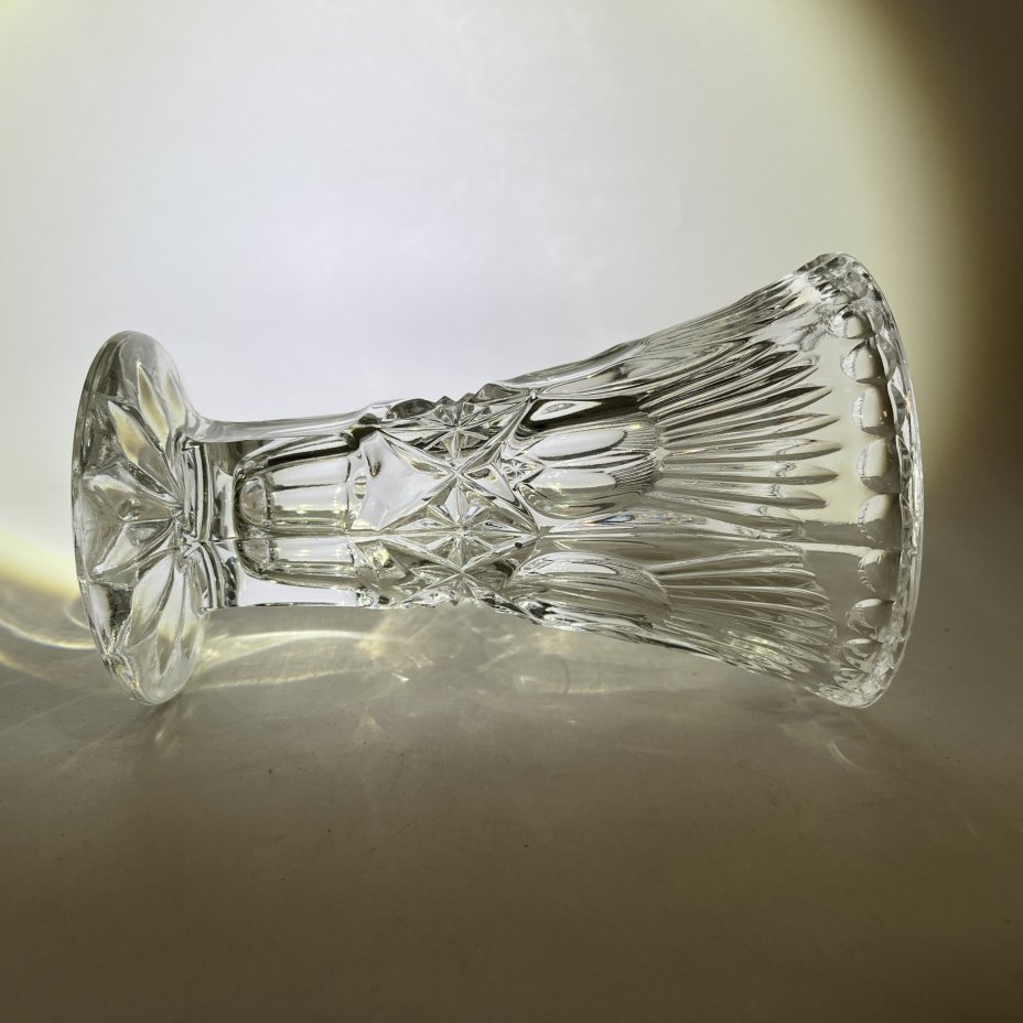 Миниатюрная ваза с резным декором